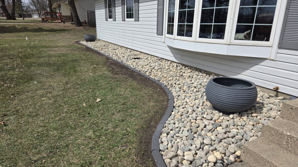 Front-of-House-Landscaping-with-Edging-scaled
